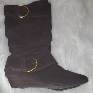 White Mountian Size 7M Brown Suede Wedge Boot